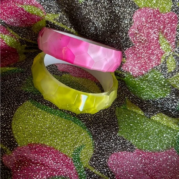 Vintage MCM Bangle Bracelets Gradient Ombré’d Color Carved Look Pink & Green - Picture 4 of 6